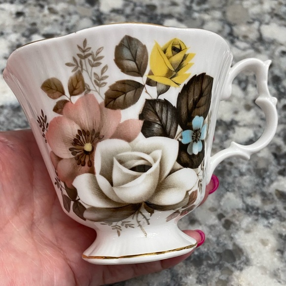 EUC ROYAL ALBERT BONE CHINA TEACUP AND SAUCER WITH ROSES AND OTHER FLORAL DECOR - Picture 6 of 12